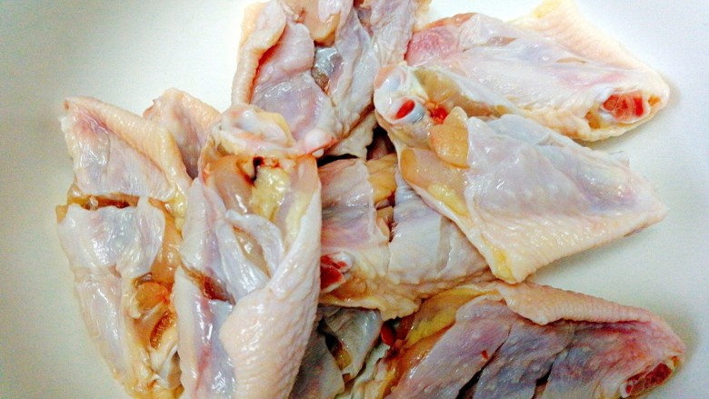 圆土豆+鸡翅塔吉锅,鸡翅用刀在中间划两刀以便更好的入味