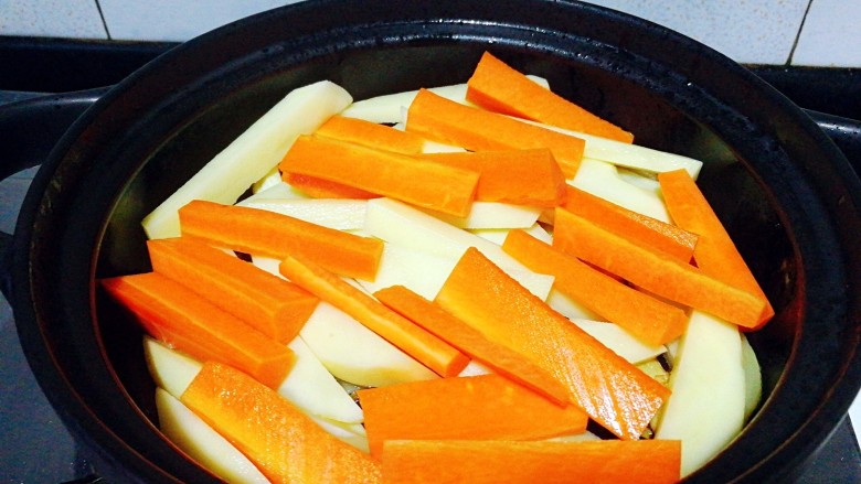 圆土豆+鸡翅塔吉锅,把蔬菜一层一层码放整齐！