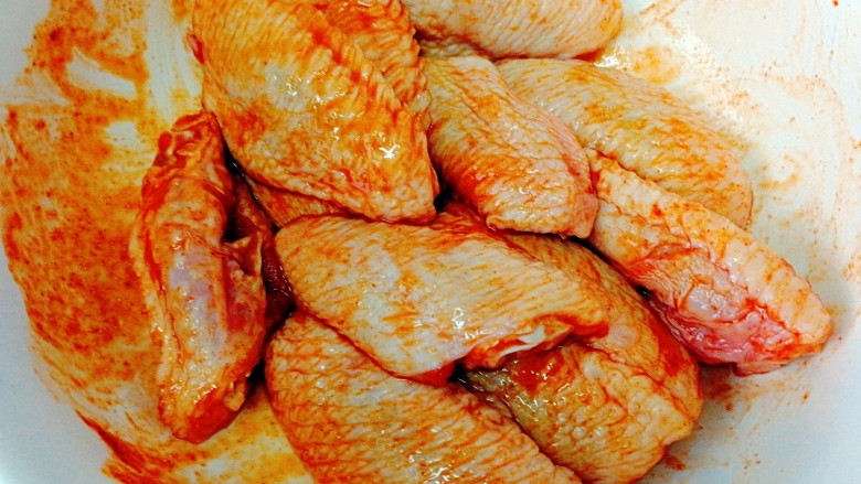 圆土豆+鸡翅塔吉锅,腌制期间要拿出来拌均匀，以便入味