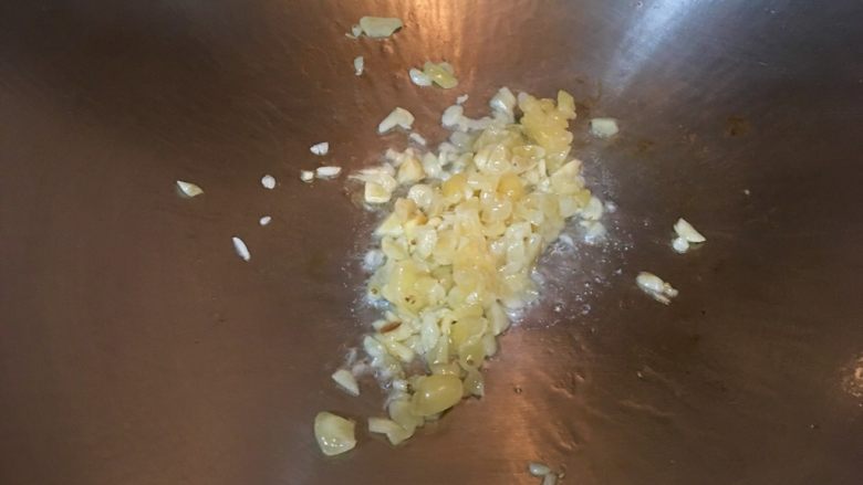 莧菜金針菇,將蒜碎入鍋內爆香