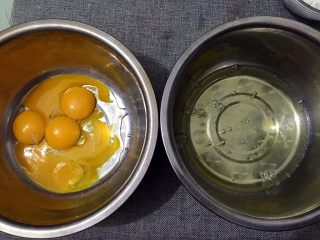 八寸戚风蛋糕,蛋白蛋黄分别打入不同盆中。