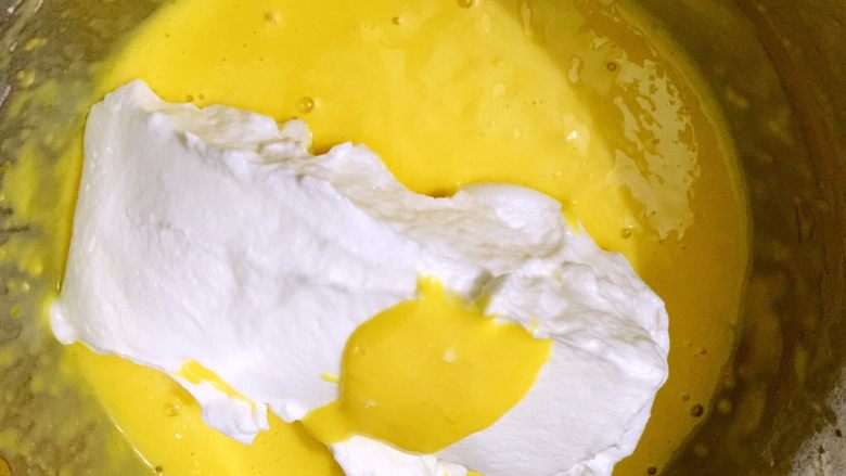 八寸戚风蛋糕,烤箱140度预热10分钟。取1/3蛋白糊放入蛋黄糊中切拌均匀。