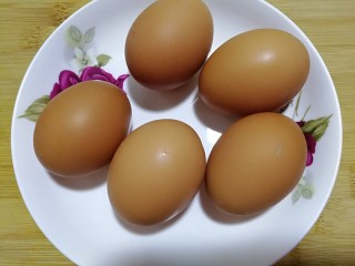 简单快手蒸蛋,准备五个鸡蛋，