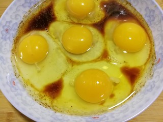 简单快手蒸蛋,底部的材料混合好后，将鸡蛋打入在盘里。