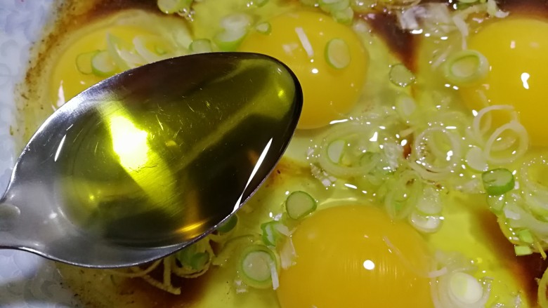 简单快手蒸蛋,在上面撒上葱片，再淋一勺油。