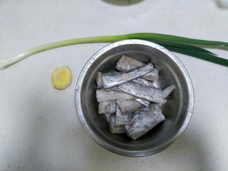 香煎带鱼,准备食材:带鱼，姜，和葱等。