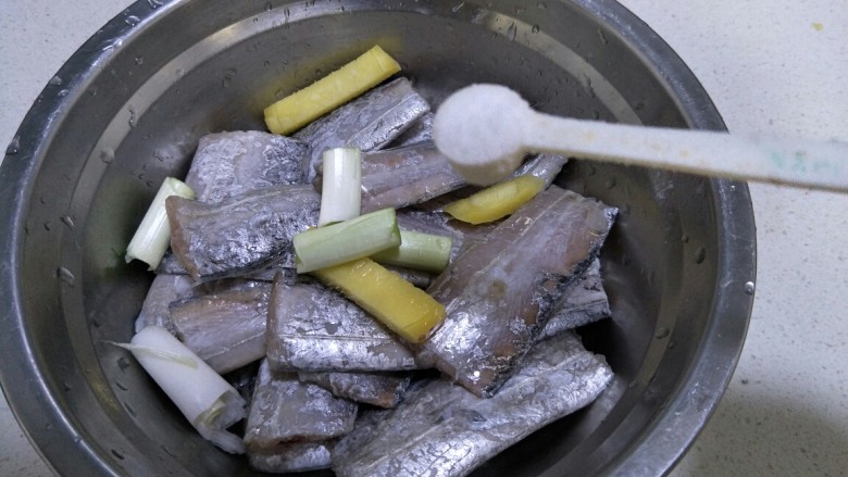 香煎带鱼,加入适量的盐。