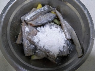 香煎带鱼,然后再加入适量的淀粉。