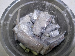 香煎带鱼,继续搅拌均匀，腌制20分钟左右。