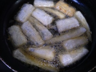 香煎带鱼,平底锅加油加热后放入带鱼煎炸。