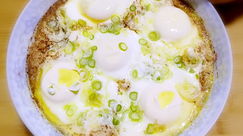 简单快手蒸蛋,十分钟后从锅中取出即可食用。