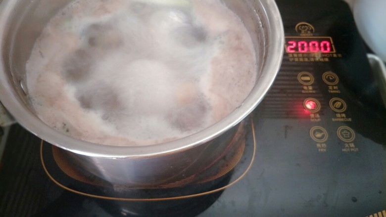 羊排炖萝卜,煮至沸腾2分钟