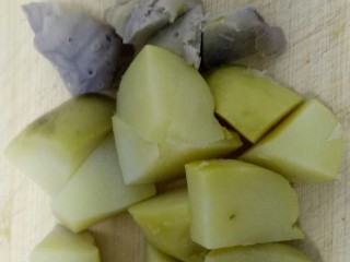 土豆、山药汤,土豆、芋头蒸熟去皮，也可以直接用生的，冰箱里有熟的，我就直接利用了。