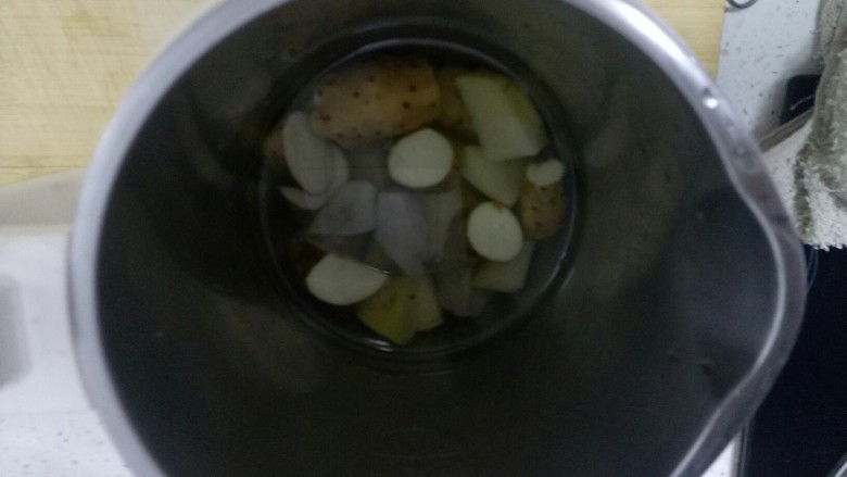 土豆、山药汤,豆浆机里放入适量水放入土豆、山药、芋头。
