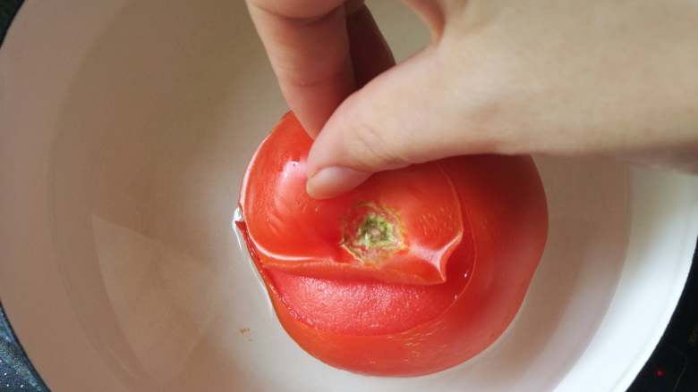 番茄肥牛卷,烧点热水，将番茄在水中翻滚一下。