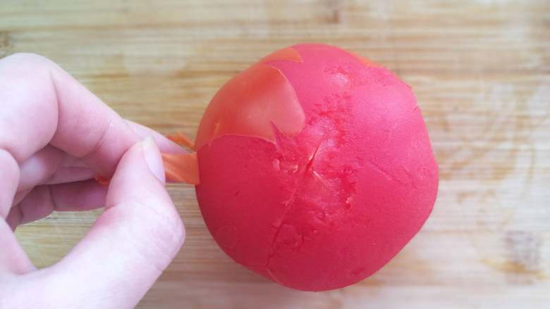 番茄肥牛卷,取出后可轻松把番茄皮撕掉。
