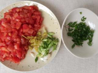 番茄肥牛卷,去皮番茄切成丁，泡椒和葱切碎。