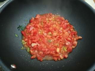 番茄肥牛卷,放入番茄丁，炒出红汁。