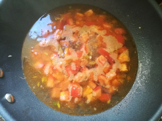番茄肥牛卷,加入清水（喜欢喝汤可多加一些）。