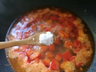 番茄肥牛卷,加入盐，白糖调味，鸡精可加可不加。