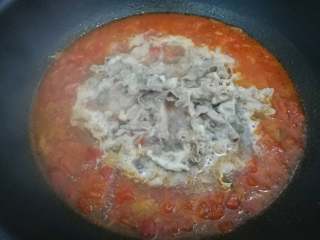 番茄肥牛卷,放入肥牛，稍微煮一下。