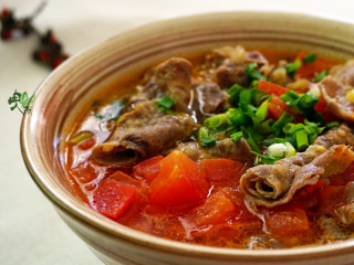 番茄肥牛卷,盛碗撒上葱即可。这碗是少汤的版本。