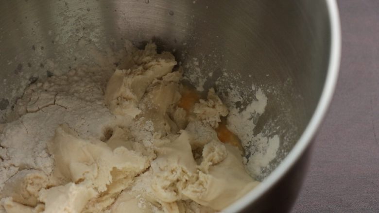 炼乳吐司,混合除黄油外所有主面团材料，再把发好的种面撕成小块，加入主面团材料中，一起揉面，起筋膜时加入黄油继续揉
