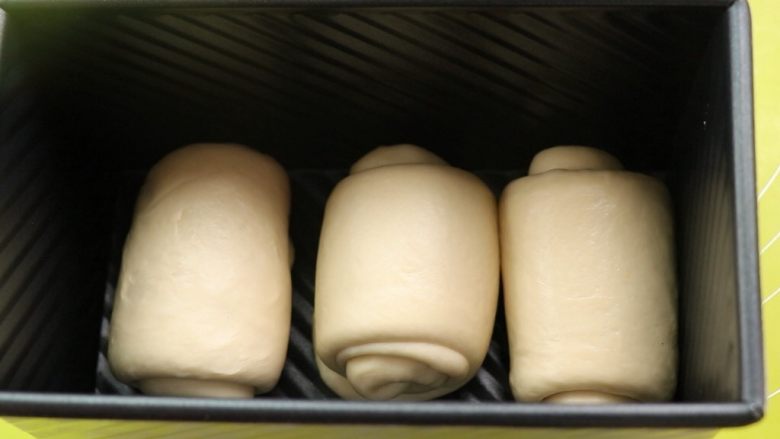 炼乳吐司,摆入模具，放烤箱发酵，烤箱放碗热水确保湿度