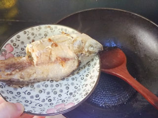 麻油鲫鱼浓汤,把鲫鱼煎至两面焦黄，盛出备用