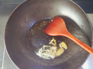 麻油鲫鱼浓汤,再在锅里倒入适量麻油，爆香蒜姜