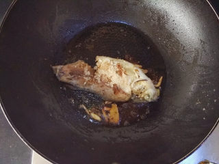 麻油鲫鱼浓汤,再把鲫鱼倒入，煎一小会，倒入适量白胡椒
