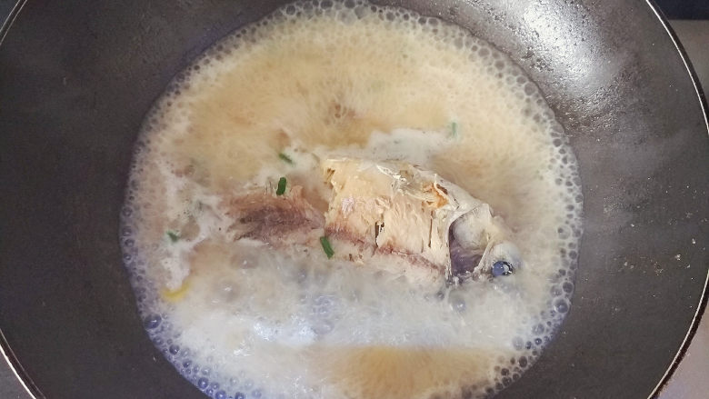麻油鲫鱼浓汤,熬煮到乳白色，再加入适量的盐调味，散点葱花