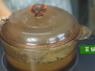 蛋黄米糕,同时蒸锅开始烧水。
