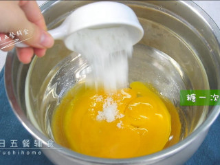蛋黄米糕,15克糖一次性加入蛋黄中。