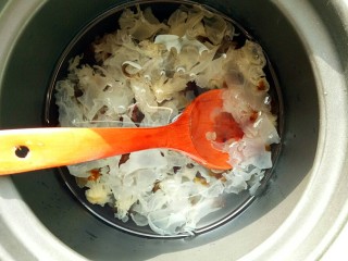 桃胶皂角米银耳奶羹,把桃胶、皂角米、银耳、冰糖倒入砂锅，小火炖1.5个小时，炖的期间要用勺子搅拌，以防糊锅