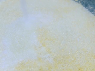 墨西哥玉米熱狗腸,在容器內倒入面粉1杯，玉米粉1杯，泡打粉3茶匙，糖、鹽各1/4茶匙，胡椒粉1/8茶匙。