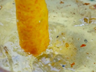 墨西哥玉米熱狗腸,出鍋后將油吸干。