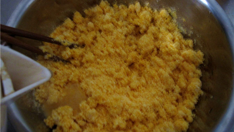 粗粮细作的酸甜果干小窝窝,然后将开水倒入面粉里，边倒边用筷子搅拌均匀