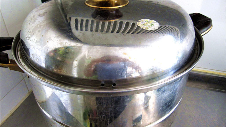 粗粮细作的酸甜果干小窝窝,上蒸锅进行蒸制，上汽后蒸制15分钟即可。