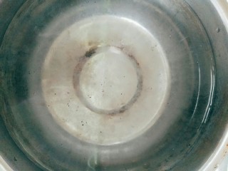 桃胶皂米雪燕银耳羹,雪燕浸泡12小时，由块状变为透明丝状，盆中杂质是树皮杂质，用漏勺细细翻洗一遍即可。
