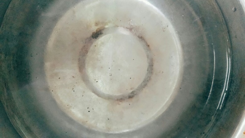 桃胶皂米雪燕银耳羹,雪燕浸泡12小时，由块状变为透明丝状，盆中杂质是树皮杂质，用漏勺细细翻洗一遍即可。