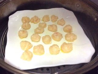 圆土豆+鱼馅土豆丸子,挤出小丸子摆盘中，水开后蒸3分钟