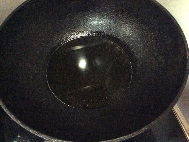 圆土豆+鱼馅土豆丸子,锅中倒入油，热后放入