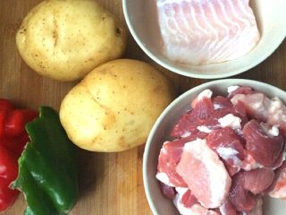 圆土豆+鱼馅土豆丸子,准备好主要食材