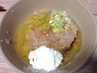 圆土豆+鱼馅土豆丸子,鱼泥中加入少许盐和料酒，半个蛋清，姜末葱末，香油，淀粉
