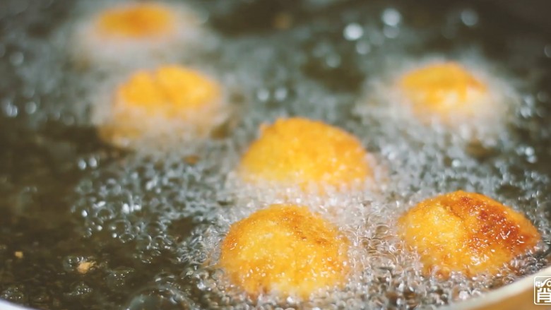 法式蜗牛可乐球,下油锅炸至表面金黄捞出即可。