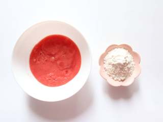 番茄小软饼（适合9个月龄以上的宝宝）,把番茄泥倒入容器与面粉混合