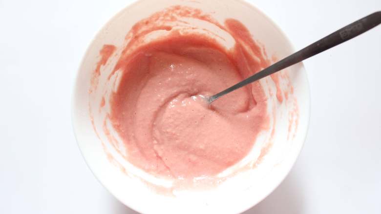 番茄小软饼（适合9个月龄以上的宝宝）,混合后的状态如同酸奶的稠度