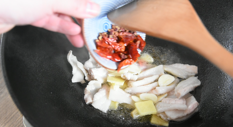 大厨秘诀：如何做家常小炒肉,倒入干辣椒、姜蒜片炒香