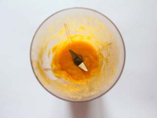 芒果牛奶雪花糕,芒果去皮，切块，用料理机打成芒果泥